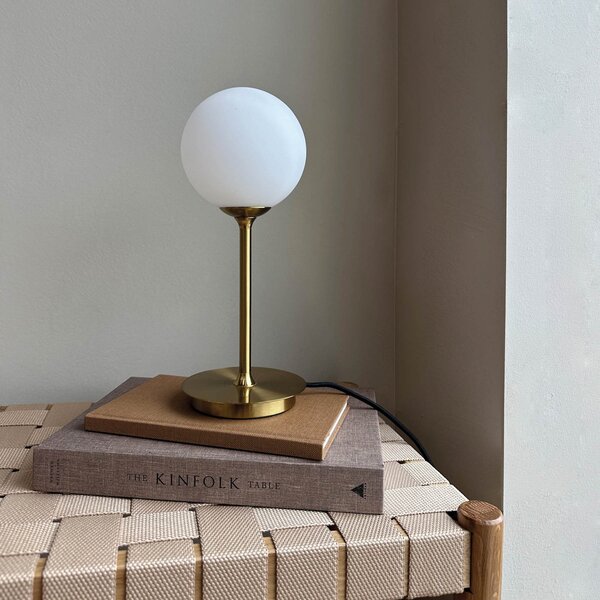 Dyberg Larsen Lampă de masă Sia, opal/ culoarea bronzului, înălțime 12 cm, Auriu / Alamă, Camera de zi / sufragerie, Sticlă, Design