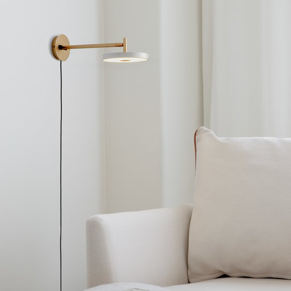 UMAGE Aplică de perete LED Asteria Short, gri deschis/alamă, ștecher, reglabil, Auriu / Alamă, Camera de zi / sufragerie, Metal, Design, Soclu de perete jos