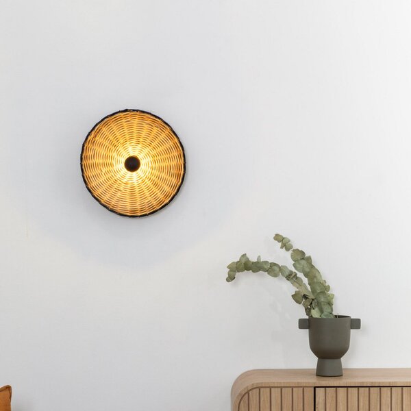FARO BARCELONA Aplică de perete Costas, negru/lemn deschis, rattan, Ø 40 cm, reglabil, Lemn, Camera de zi / sufragerie, Lemn, Design