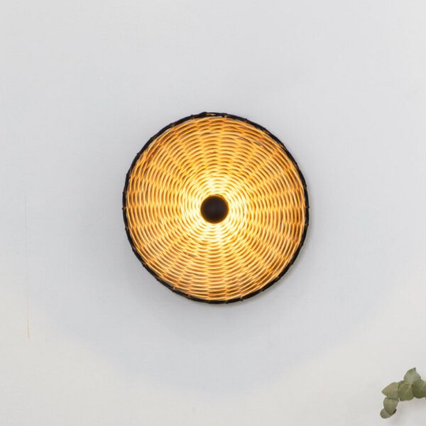 FARO BARCELONA Aplică de perete Costas, negru/lemn deschis, rattan, Ø 40 cm, reglabil, Lemn, Camera de zi / sufragerie, Lemn, Design
