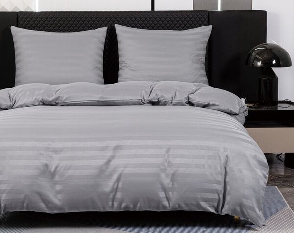 Lenjerie de pat hoteliera din microfibra JASMINE gri deschis - dungi 2 cm Dimensiunile lenjeriei: 70 x 90 cm | 140 x 200 cm