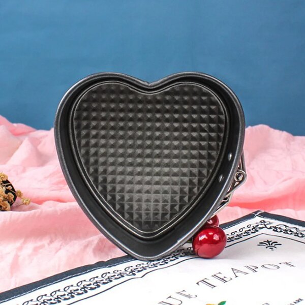 Tava metalica pentru copt prajituri Pufo Hearty in forma de inima, cu baza detasabila