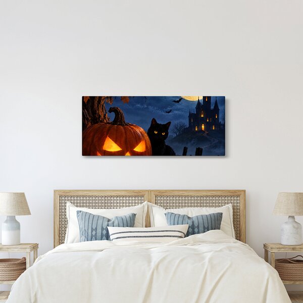 Tablou - Pisică neagră lângă un dovleac luminat de Halloween (120x50 cm)