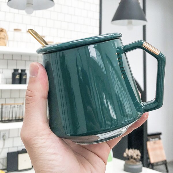 Cana cu capac din ceramica si lingurita Pufo Elegance pentru cafea sau ceai, 300 ml, verde