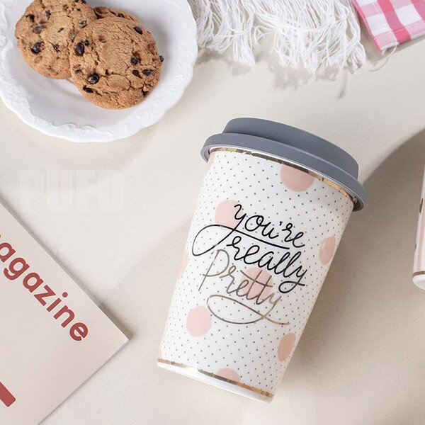 Cana ceramica de voiaj Pufo pentru cafea cu capac din silicon, 415 ml, model You're pretty