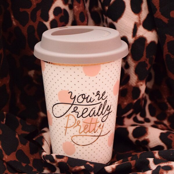 Cana ceramica de voiaj Pufo pentru cafea cu capac din silicon, 415 ml, model You're pretty