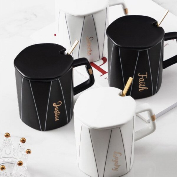 Cana cu capac din ceramica si lingurita Pufo Loyalty pentru cafea sau ceai, 320 ml, alb
