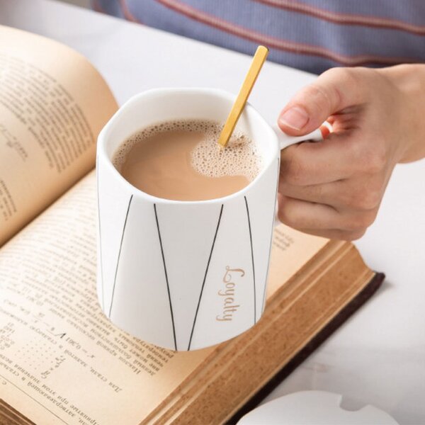 Cana cu capac din ceramica si lingurita Pufo Loyalty pentru cafea sau ceai, 320 ml, alb