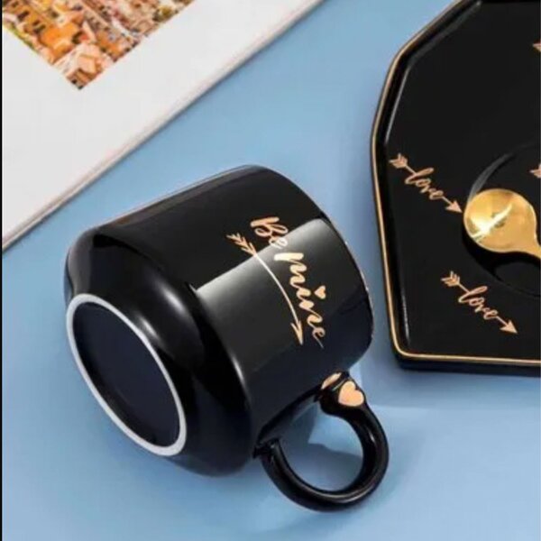 Cana ceramica cu farfurie in forma de inima si lingurita Pufo Be Mine pentru cafea sau ceai, 180 ml, negru- cadou elegant si romantic