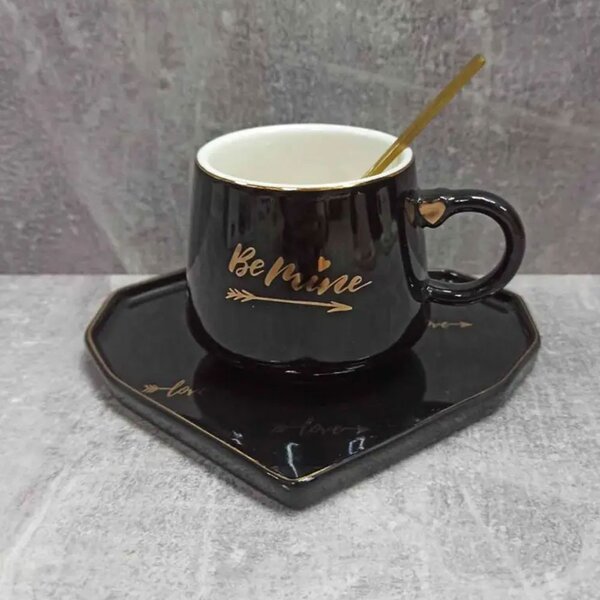Cana ceramica cu farfurie in forma de inima si lingurita Pufo Be Mine pentru cafea sau ceai, 180 ml, negru- cadou elegant si romantic