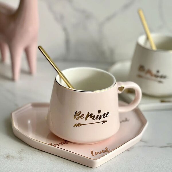 Cana ceramica cu farfurie in forma de inima si lingurita Pufo Be Mine pentru cafea sau ceai, 180 ml, roz- cadou elegant si romantic