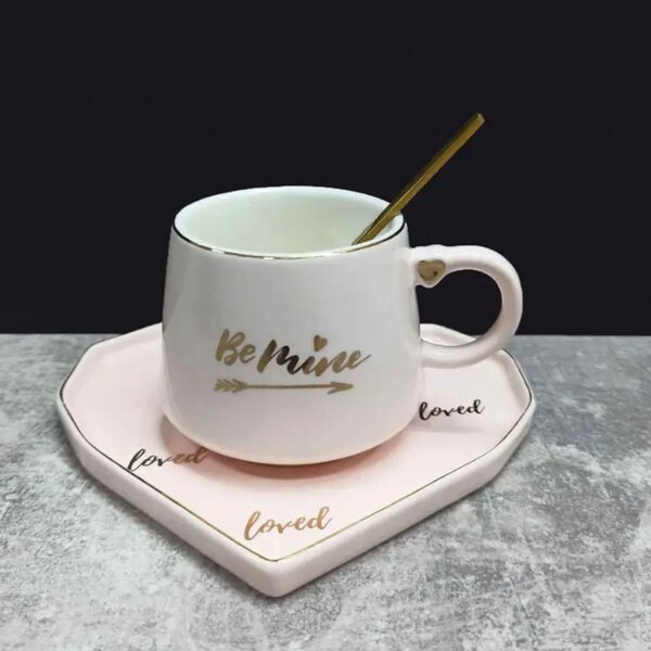 Cana ceramica cu farfurie in forma de inima si lingurita Pufo Be Mine pentru cafea sau ceai, 180 ml, roz- cadou elegant si romantic