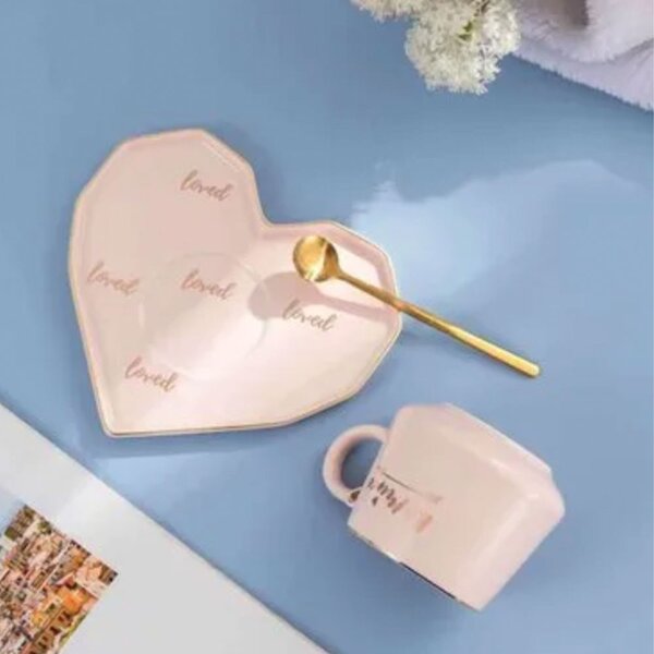 Cana ceramica cu farfurie in forma de inima si lingurita Pufo Be Mine pentru cafea sau ceai, 180 ml, roz- cadou elegant si romantic