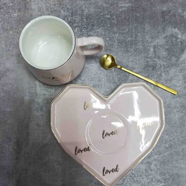 Cana ceramica cu farfurie in forma de inima si lingurita Pufo Be Mine pentru cafea sau ceai, 180 ml, roz- cadou elegant si romantic