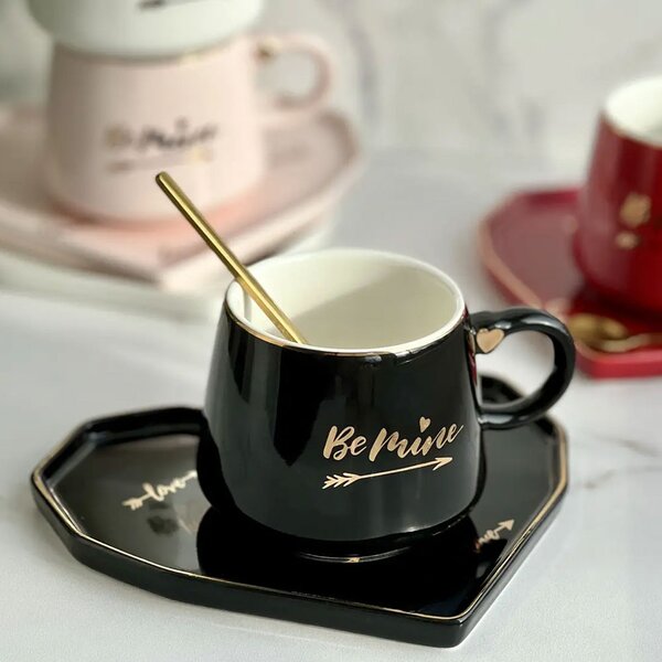 Cana ceramica cu farfurie in forma de inima si lingurita Pufo Be Mine pentru cafea sau ceai, 180 ml, negru- cadou elegant si romantic