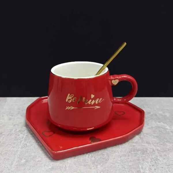 Cana ceramica cu farfurie in forma de inima si lingurita Pufo Be Mine pentru cafea sau ceai, 180 ml, rosu- cadou elegant si romantic