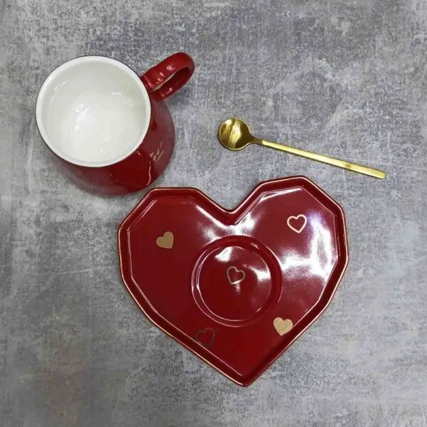 Cana ceramica cu farfurie in forma de inima si lingurita Pufo Be Mine pentru cafea sau ceai, 180 ml, rosu- cadou elegant si romantic