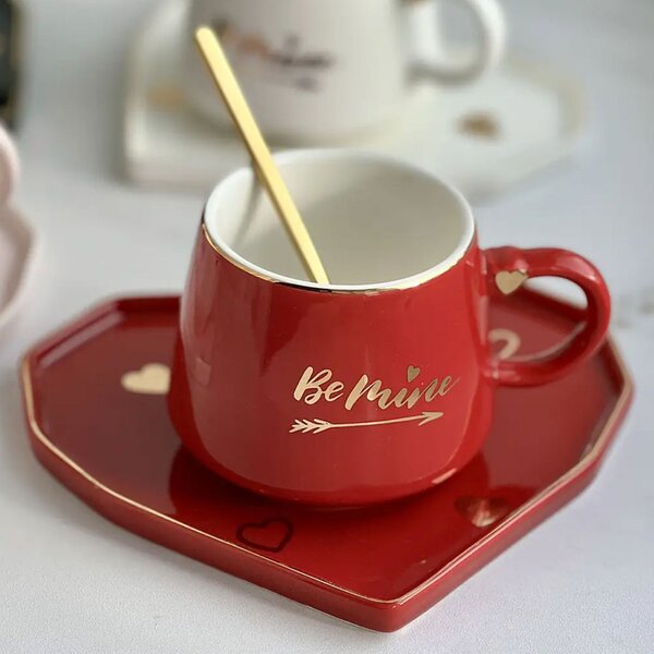 Cana ceramica cu farfurie in forma de inima si lingurita Pufo Be Mine pentru cafea sau ceai, 180 ml, rosu- cadou elegant si romantic
