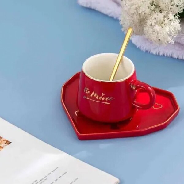 Cana ceramica cu farfurie in forma de inima si lingurita Pufo Be Mine pentru cafea sau ceai, 180 ml, rosu- cadou elegant si romantic
