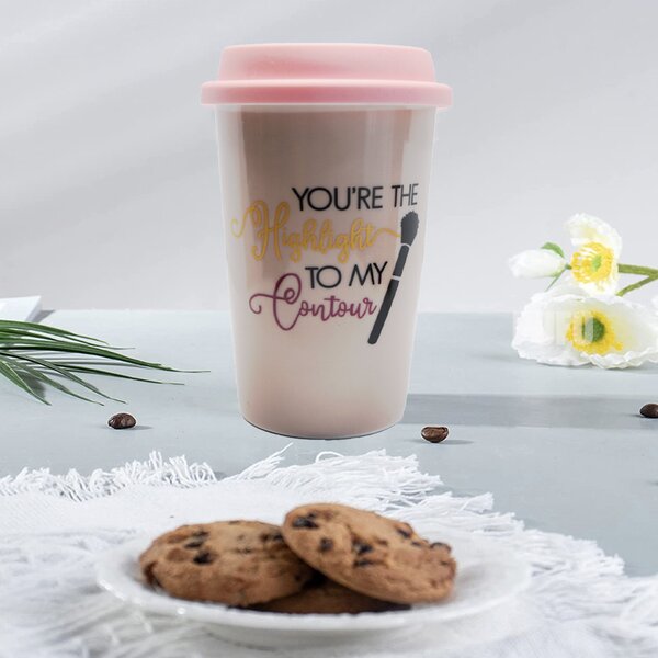 Cana ceramica de voiaj Pufo pentru cafea cu capac din silicon, 415 ml, model You're the Highlight, roz