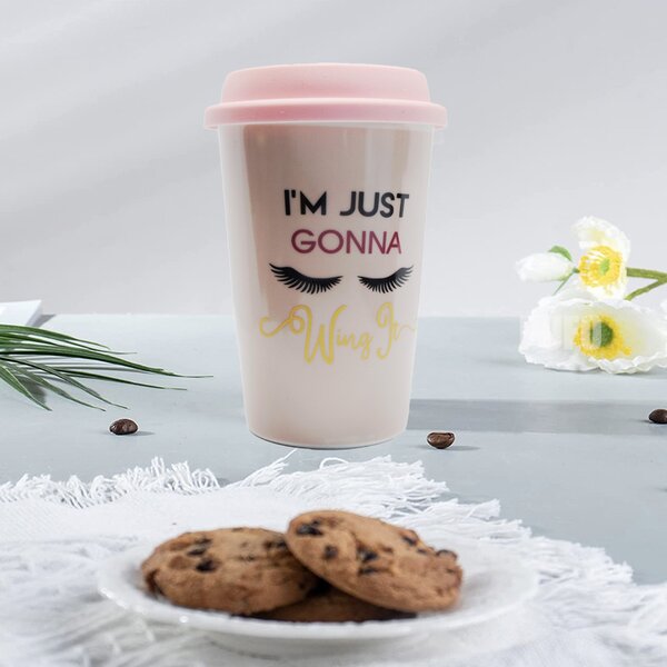 Cana ceramica de voiaj Pufo pentru cafea cu capac din silicon, 415 ml, model I just gonna, roz