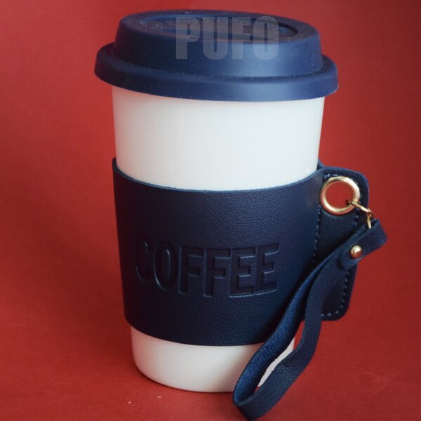 Cana de voiaj Pufo Love Coffee din ceramica cu protectie termica pentru cafea sau ceai, 415 ml, alb/albastru