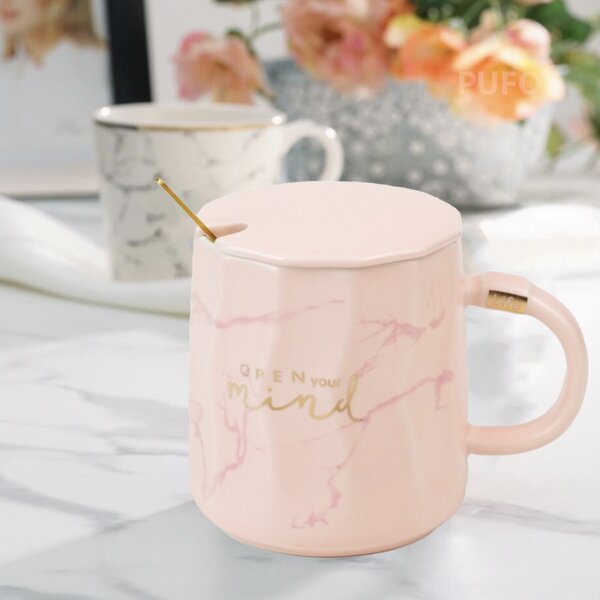 Cana cu capac din ceramica si lingurita Pufo Mind & Life pentru cafea sau ceai, 350 ml, roz
