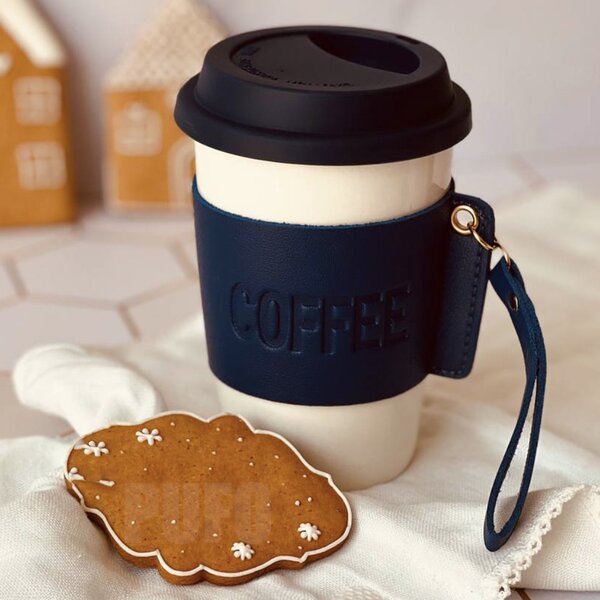 Cana de voiaj Pufo Love Coffee din ceramica cu protectie termica pentru cafea sau ceai, 415 ml, alb/albastru