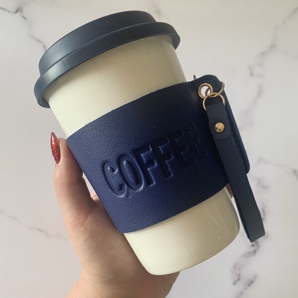 Cana de voiaj Pufo Love Coffee din ceramica cu protectie termica pentru cafea sau ceai, 415 ml, alb/albastru
