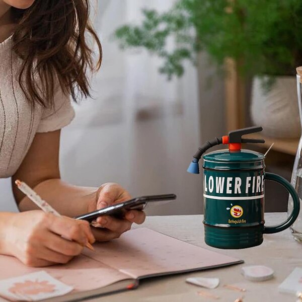 Cana cu capac din ceramica si lingurita Pufo Stop Fire pentru cafea sau ceai, 400 ml, verde
