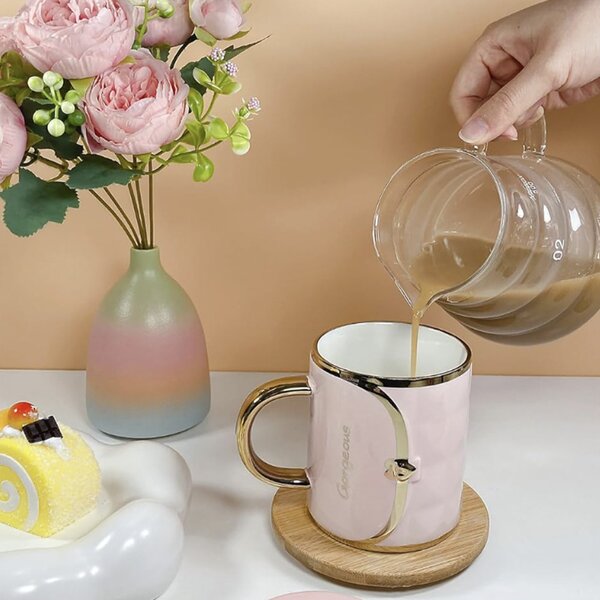 Cana din ceramica Pufo Fashion Time pentru cafea sau ceai, 350 ml, roz- stil modern si eleganta zilnica