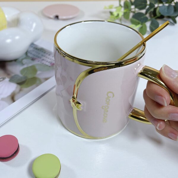 Cana din ceramica Pufo Fashion Time pentru cafea sau ceai, 350 ml, roz- stil modern si eleganta zilnica