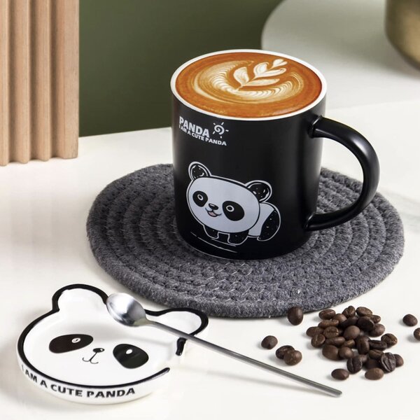 Cana cu capac din ceramica si lingurita Pufo Baby Panda pentru cafea sau ceai, 300 ml- adorabila si practica