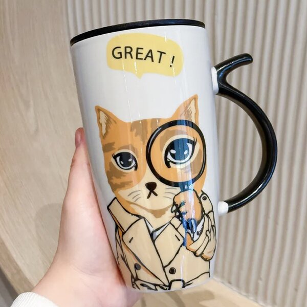 Cana inalta din ceramica cu capac Pufo Detective, pentru cafea sau ceai, 450 ml- eleganta, practica si perfecta pentru birou