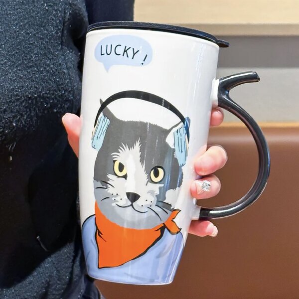 Cana inalta din ceramica cu capac Pufo Music, pentru cafea sau ceai, 450 ml- eleganta, practica si perfecta pentru birou