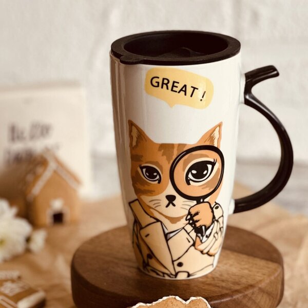 Cana inalta din ceramica cu capac Pufo Detective, pentru cafea sau ceai, 450 ml- eleganta, practica si perfecta pentru birou