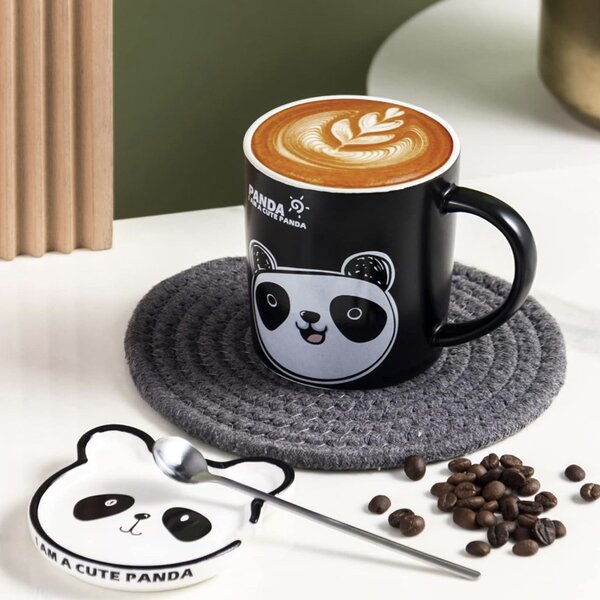 Cana cu capac din ceramica si lingurita Pufo Happy Panda pentru cafea sau ceai, 300 ml- adorabila si practica