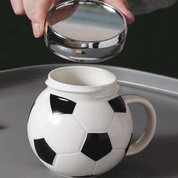Cana din ceramica cu capac Pufo Love Play Football pentru cafea sau ceai, 350 ml, alb/negru- ideala pentru iubitorii de fotbal