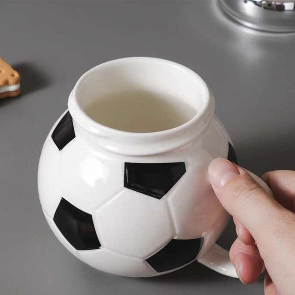 Cana din ceramica cu capac Pufo Love Play Football pentru cafea sau ceai, 350 ml, alb/negru- ideala pentru iubitorii de fotbal