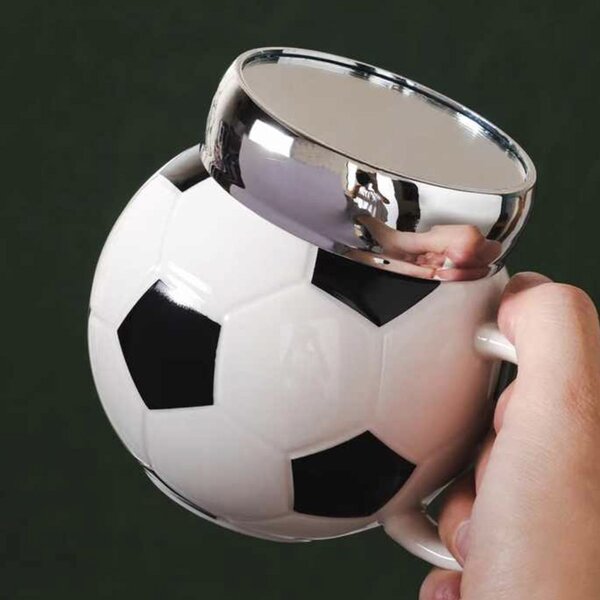 Cana din ceramica cu capac Pufo Love Play Football pentru cafea sau ceai, 350 ml, alb/negru- ideala pentru iubitorii de fotbal