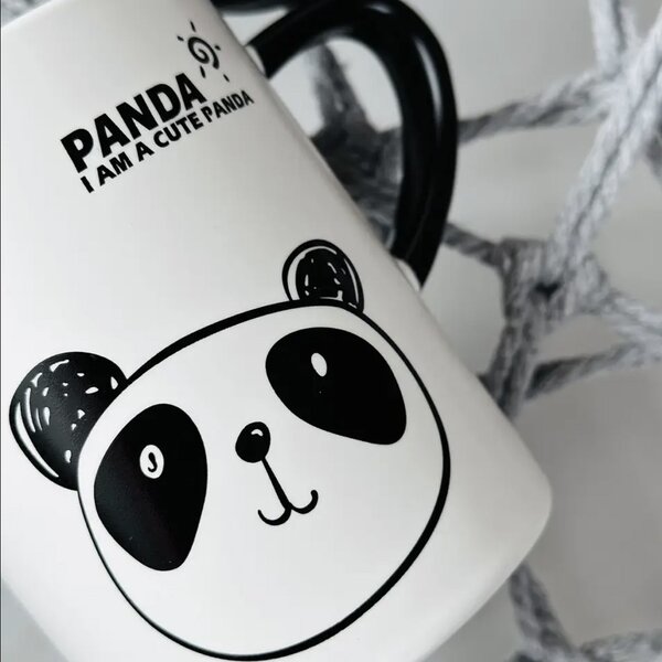Cana cu capac din ceramica si lingurita Pufo Lonely Panda pentru cafea sau ceai, 300 ml- adorabila si practica