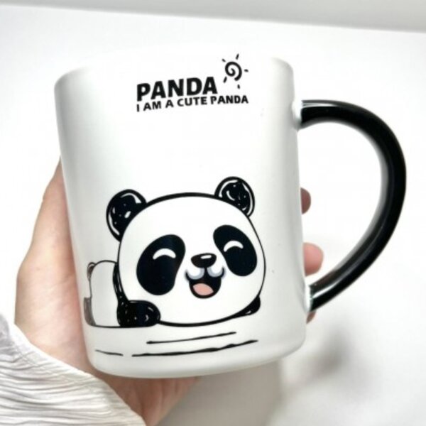 Cana cu capac din ceramica si lingurita Pufo Little Panda pentru cafea sau ceai, 300 ml- adorabila si practica