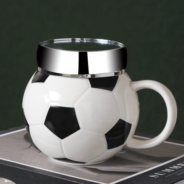 Cana din ceramica cu capac Pufo Love Play Football pentru cafea sau ceai, 350 ml, alb/negru- ideala pentru iubitorii de fotbal