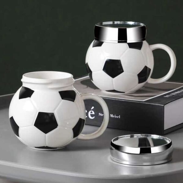 Cana din ceramica cu capac Pufo Love Play Football pentru cafea sau ceai, 350 ml, alb/negru- ideala pentru iubitorii de fotbal