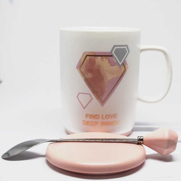 Cana cu capac din ceramica si lingurita Pufo Find Love pentru cafea sau ceai, 350 ml- eleganta, practica si ideala pentru cadou