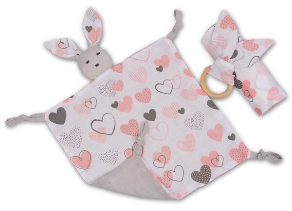 Set 3 piese din muselina Kidizi Pink Hearts, include paturica muselina, jucarie atasament si inel de dentitie din lemn