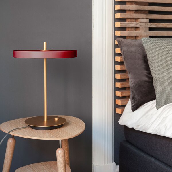 UMAGE LED lampă de masă Asteria Table, USB, roșu rubiniu/brazură, reglabil, Roșu, Camera de zi / sufragerie, Aluminiu, Design