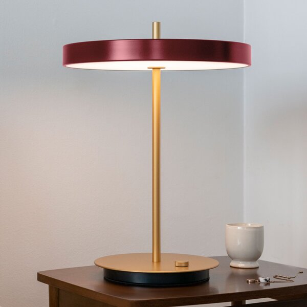 UMAGE LED lampă de masă Asteria Table, USB, roșu rubiniu/brazură, reglabil, Roșu, Camera de zi / sufragerie, Aluminiu, Design