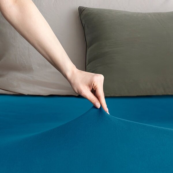 Cearceaf petrol din jerseu cu elastic 160x200 cm Amber – Restilo