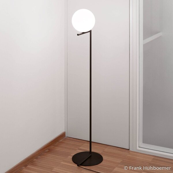 FLOS IC F1 Lampadar negru Ø 20 cm, reglabil, Negru, Camera de zi / sufragerie, Metal, Design